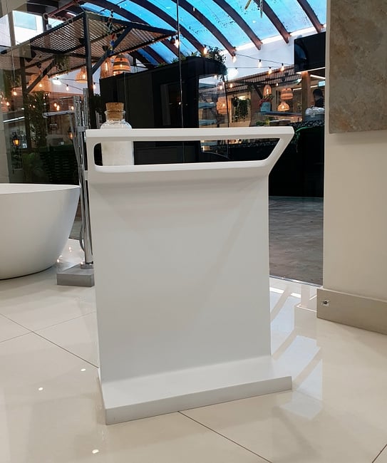 מעמד למגבת מאבן מלאכותית לבן מט. 
גודל: 31*50