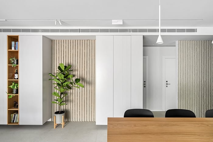 ריצוף - דגם 97000 דמוי אבן אפרפר 60*120, R10 נגד החלקה.   מעצבת: ליאת עסיג 
צילום: מאור מויאל

