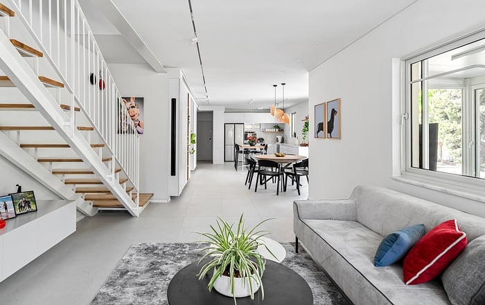 ריצוף - דגם 97000 דמוי אבן אפרפר 60*120, R10 נגד החלקה.   מעצבת: ליאת עסיג 
צילום: מאור מויאל

