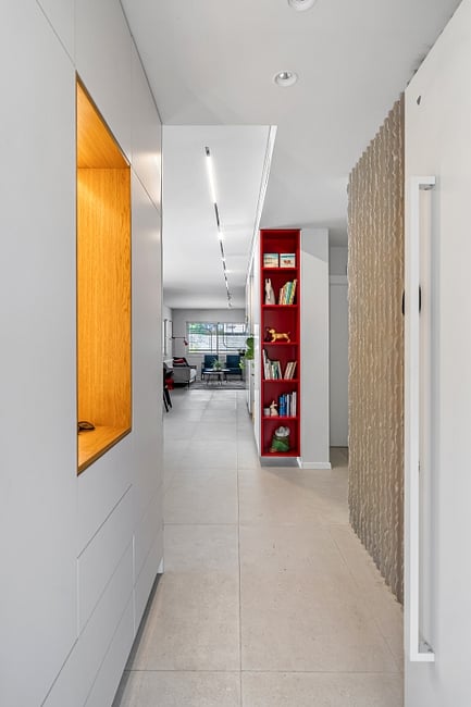 ריצוף - דגם 97000 דמוי אבן אפרפר 60*120, R10 נגד החלקה.   מעצבת: ליאת עסיג 
צילום: מאור מויאל

