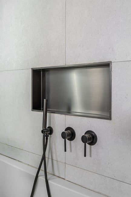 ריצוף וקירות - דגם 97021 דמוי אבן בז' 60*120, R10 נגד החלקה.  

מעצבת: ליאת עסיג 
צילום: מאור מויאל


