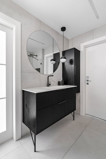 ריצוף וקירות - דגם 97021 דמוי אבן בז' 60*120, R10 נגד החלקה.  ארון בעיצוב אישי בגודל 120 + כיור קוריאן אינטגרלי + מראה עגולה מרחפת   ארון שירות תואם בעיצוב אישי   
מעצבת: ליאת עסיג 
צילום: מאור מויאל


