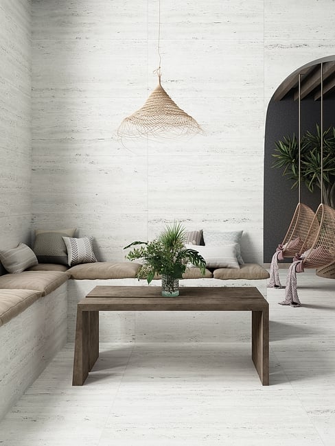 דמוי טרוורטין אפור בהיר, R10 נגד החלקה. 
גודל: 120*60 
תוצרת ספרד