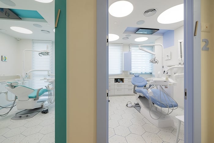 משושה טראצו לבן עם אבנים צבעוניות, R10 נגד החלקה. 
גודל: 36.8*32 
תוצרת ספרד  
 
בתמונה - מרפאה (ריצפו עם רובה כחולה אך ניתן בכל צבע)