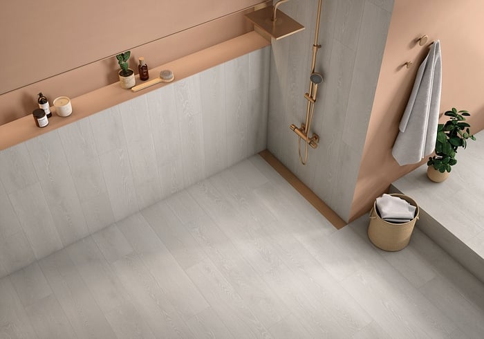 דמוי עץ אפור, R10 נגד החלקה. 
גודל: 120*23.3 
תוצרת ספרד 
לפי הזמנה מיוחדת - 6 שבועות