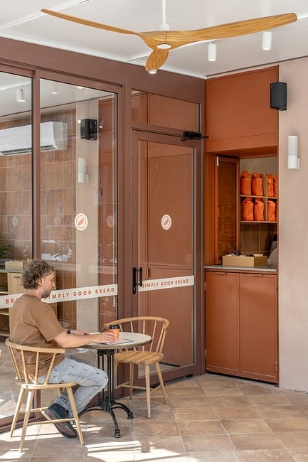 עיצוב: איתי גידרון 
צילום:תמיר רוגובסקי  

רחבת המרפסת: דגם 36405 - קלינקר גוון בז' מט, גודל: 36*36 
קיר : דגם 36404-18 - קלינקר גוון חום מט, גודל: 36*18