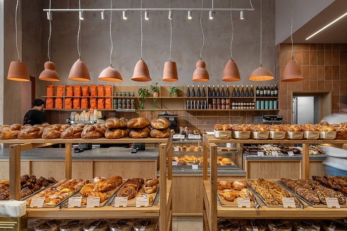 עיצוב: איתי גידרון 
צילום:תמיר רוגובסקי  

רצפה: דגם 69043 - R10 דמוי אבן בז'- אריחים שונים, גודל: 90*60 
קיר : דגם 36404-18 - קלינקר גוון חום מט, גודל: 36*18