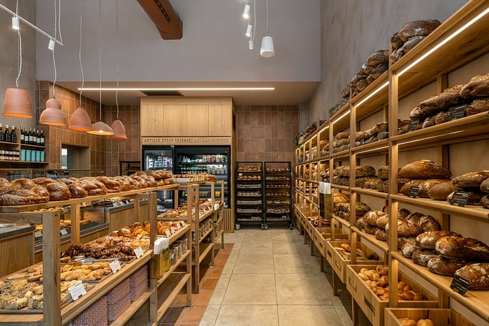 עיצוב: איתי גידרון 
צילום:תמיר רוגובסקי  


רצפה: דגם 69043 - R10 דמוי אבן בז'- אריחים שונים, גודל: 90*60 
רחבת המרכז + קיר : דגם 36404-18 - קלינקר גוון חום מט, גודל: 36*18
