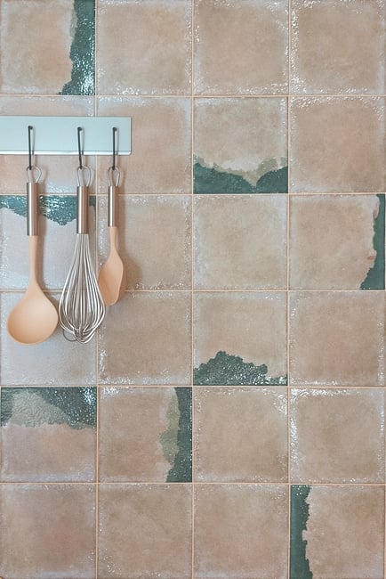 דמוי אבן בז'. התזות בצבע ירוק. 
גודל: 20*20 
תוצרת ספרד 
 
הזמנה מיוחדת - 6 שבועות
