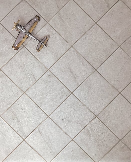 דמוי שיש אפרפר, גוונים שונים. R11 נגד החלקה. 
גודל: 20*20 
תוצרת ספרד 
הזמנה מיוחדת - 6 שבועות