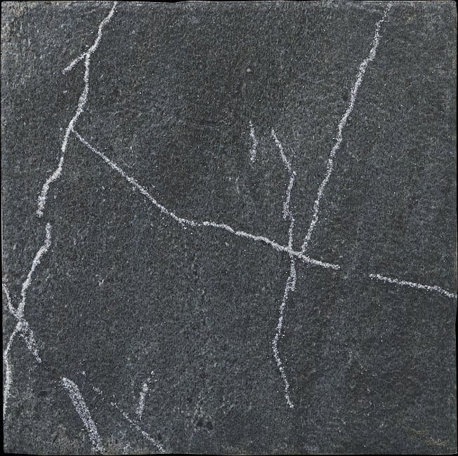 דמוי שיש שחור, גוונים שונים. R11 נגד החלקה. 
גודל: 20*20 
תוצרת ספרד 
הזמנה מיוחדת - 6 שבועות