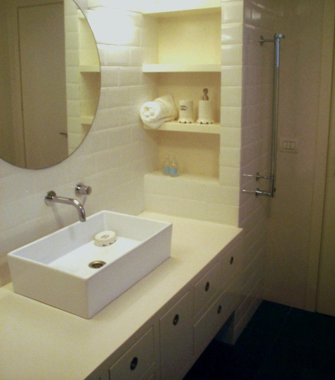 חדר אמבטיה בתל אביב 
קרמיקה 10X20 פאזה לבן 
כיור מונח מעל ארון 
ברזים: BONGIO-ITALY 
