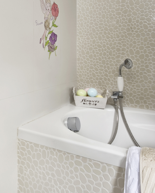 עיצוב-אריאלה עזריה 
חדר אמבטיה 
עם אריחים דמוי חלוקי נחל 
