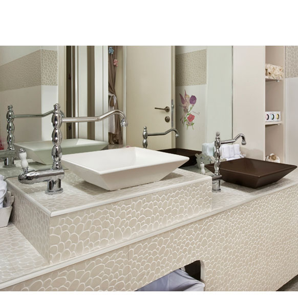 עיצוב-אריאלה עזריה 
חדר אמבטיה 
עם אריחים דמוי חלוקי נחל 
כיורים צבעונים 
