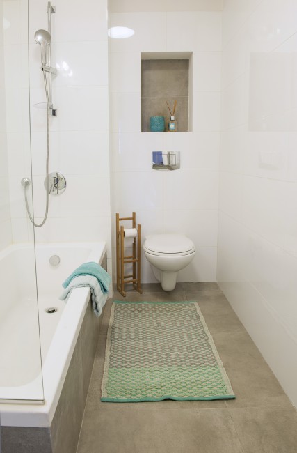 מקלחת ילדים, שימוש באריחים דמוי בטון ונגיעות צבע בעזרת אבזור נלווה 

צילום: אורית אלפסי. 
