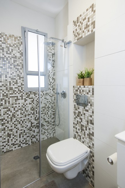 מקלחת הורים, שימוש באריחים דמוי פסיפס ליצירת מקלחת מעניינת. 

צילום: אורית אלפסי. 
