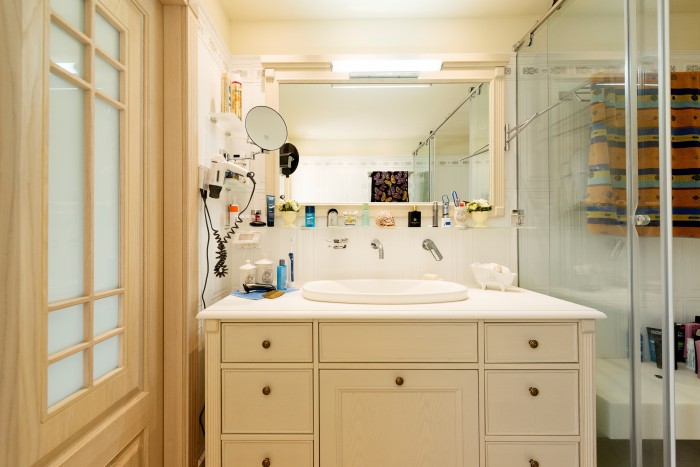 חדר אמבטיה 
 
צילום: גדעון לוין. 
