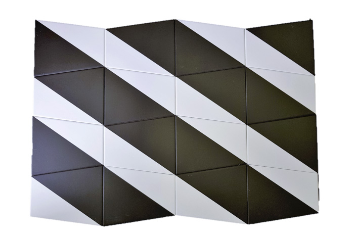 אריח פרמידה שחור-לבן לקיר תוצרת UNDEFASA ספרד. 
גודל: 12.5*15