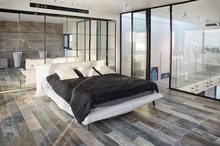 חדר שינה עם ריצוף דמוי עץ