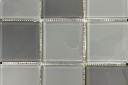 אריחי פסיפס לחיפוי קיר מזכוכית GL373. פסיפס זכוכית 10*10 אפורים 
על רשת 31*31 
