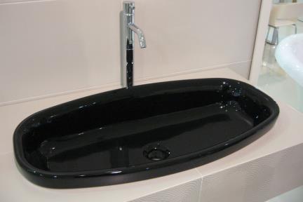  כיור צבעוני לאמבטיה 7709. שחור מבריק 
מעל משטח-חצי בפנים 
גודל: 37*75 תוצרת VALDAMA איטליה. 
