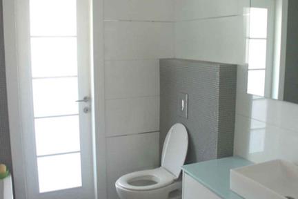 חדר אמבטיה עם פסיפס. עיצוב-אורן אדריכלים 
