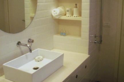 חדר אמבטיה 1. חדר אמבטיה בתל אביב 
קרמיקה 10X20 פאזה לבן 
כיור מונח מעל ארון 
ברזים: BONGIO-ITALY 
