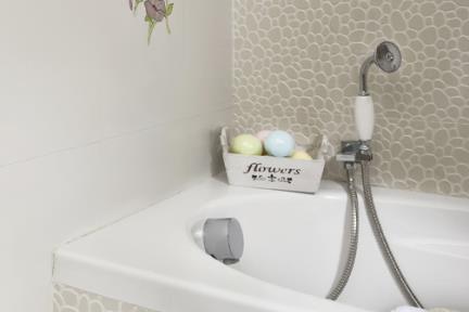 בית בנתניה. עיצוב-אריאלה עזריה 
חדר אמבטיה 
עם אריחים דמוי חלוקי נחל 
