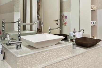 בית בנתניה. עיצוב-אריאלה עזריה 
חדר אמבטיה 
עם אריחים דמוי חלוקי נחל 
כיורים צבעונים 
