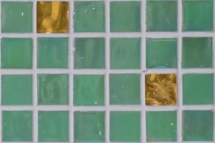 אריחי פסיפס לחיפוי קיר מזכוכית 3802. פסיפס זכוכית ירוק + זהב 1.5 
גודל: 32.7*32.7. 

