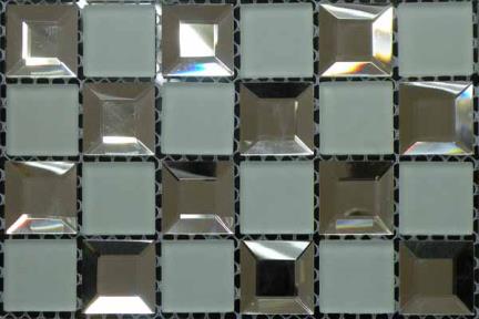 אריחי פסיפס לחיפוי קיר מזכוכית MG01. פסיפס פרמידה זכוכית + לבן מט. 
גודל:32.2*32.2
