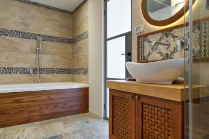 בית במודיעין. אמבטיה "Duravit" תוצרת גרמניה בעיצוב של מעצב על Philippe Starck