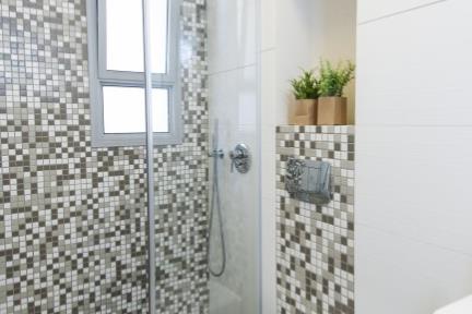 בית בסגנון מודרני. מקלחת הורים, שימוש באריחים דמוי פסיפס ליצירת מקלחת מעניינת. 

צילום: אורית אלפסי. 
