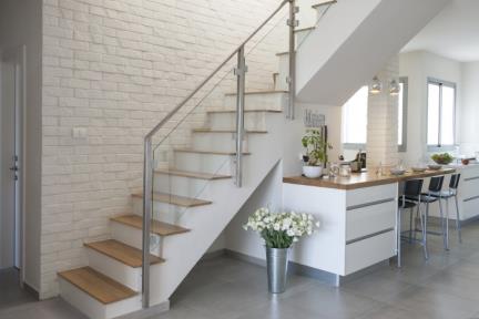 בית בסגנון מודרני. חיפוי מהלך מדרגות באריחי בריק 
 
צילום: אורית אלפסי. 

