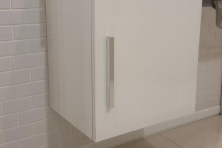  ארונות אמבטיה לאחסון  4040-1. ארון שרות קטן תלוי לבן מבריק. 
גודל: 40*40

