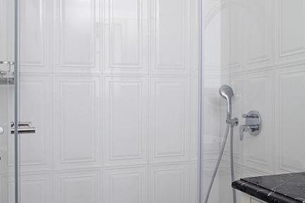 חדר מקלחת. ריצוף דמקה שחור לבן 20*20 
חיפוי לבן מבריק עם מסגרת פנימית 60*30. 
פסי קרניז לסיומת יפה.
