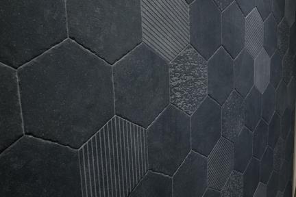 אריחי ריצוף וינטג' סדרת Hexagon  2385. פורצלן משושה דמוי בטון שחור-פחם. 
גודל: 25.5*25.9 
נגד החלקה R10 
(במלאי רק החלק) 
