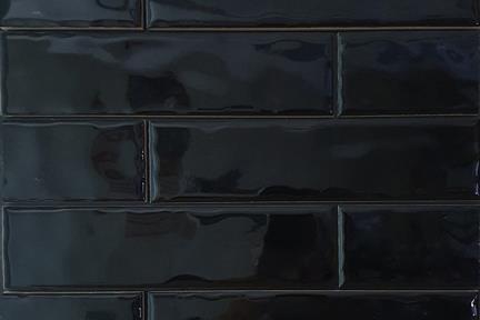 אריחי וינטג' לחיפוי קיר בסגנון עתיק 50289. קרמיקה ענתיקה שחור מבריק 
גודל: 20*5


